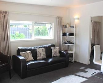 Luxury accommodation in central Coro Township - Coromandel - Living room