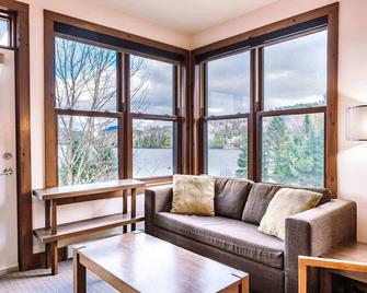 Lake Resort Suite: Views & Amenities - Lac-Supérieur - Living room