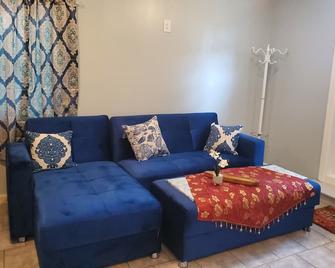 Cosy Studio in a Private home with private entrance and door - Bronx - Living room