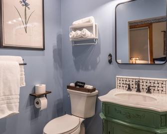 Entire Luxury 3 bedroom Victorian Home ready for your Sierra Vacation - Bishop - Bathroom