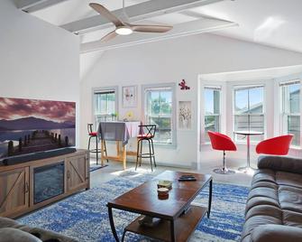 Immerse yourself in Ptown's vibrant heart at the center of Commercial Street - Provincetown - Living room
