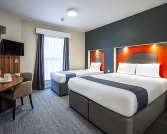 Ramada by Wyndham London Stansted Airport - Bishop's Stortford - Bedroom