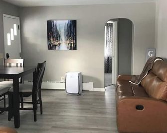 3BR 1BA North End Walk to the Hospital - Zanesville - Essbereich