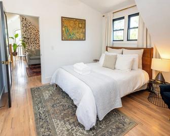 Private Carriage House in Diverse & Historic East Nashville- Minutes to Downtown - Nashville - Bedroom