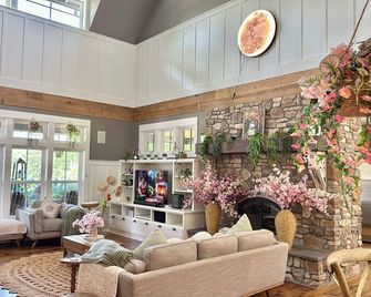 Cozy and Dainty 3-Bedroom Farmhouse on 5 Acres of Serene Nature - Warren - Lobby
