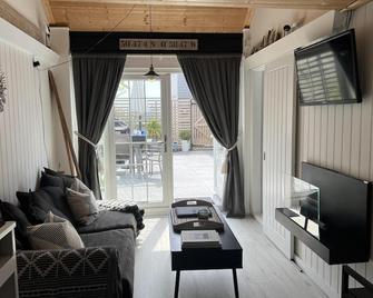 Seaside Cabin Retreat in Hayling Island - Hayling Island - Living room