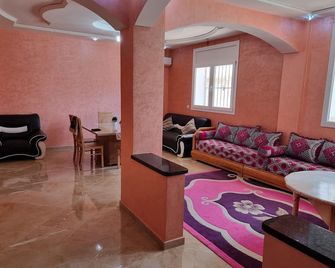 Apartment annasr 3 comfortable rooms 15 minutes from beach saidia - Berkane - Living room