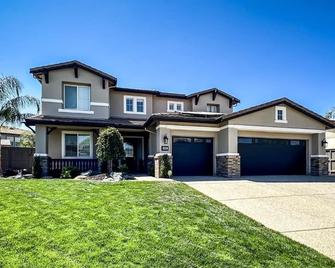 Luxury Getaway with Heated Pool and Hot Tub - Lincoln - Building