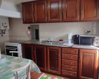 Pretty town house located next to the medieval town of Penela and its castle. - Penela - Kitchen