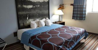 Country Club Inn & Suites - Kirksville - Camera da letto