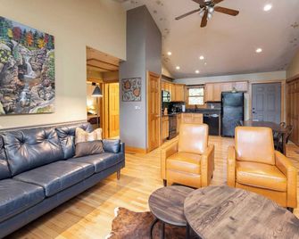 Among the Clouds by Avantstay Views + Hot Tub - Candler - Olohuone