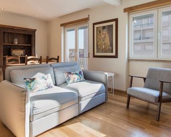 2 Bedroom Belem Wonder by LovelyStay - ליסבון - סלון
