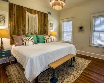Washington House: Steps to Dwtn; Backyard oasis with fire pit/pool table/games - Brenham - Makuuhuone