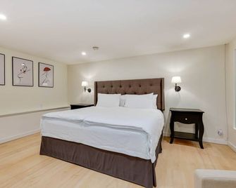 Classic King Size Guest Suite with AC - Burnaby