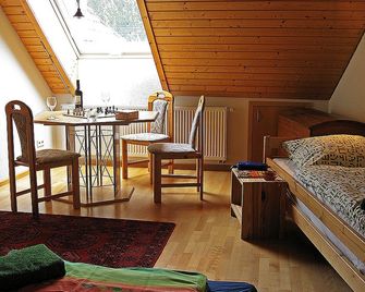 Familienzimmer mit Dusche/badewanne/wc auf der Etage - Vogtsburg im Kaiserstuhl - Essbereich