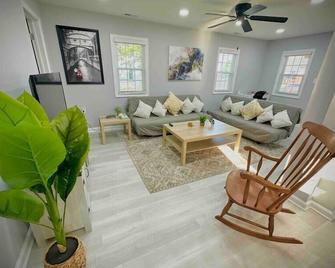 Cottage in Heart of Colonial Beach, 7 Mins Walk to the Beach - Colonial Beach - Living room