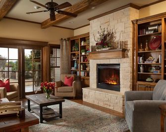 Inn on Lake Granbury a Boutique Hotel - Granbury - Lounge