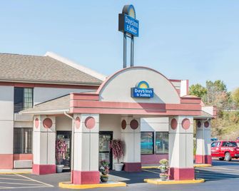 Days Inn & Suites by Wyndham Youngstown / Girard Ohio - Girard - Building
