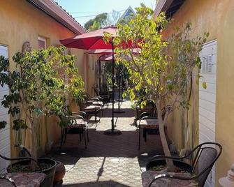 Beso Del Sol - Huntington Beach - Patio