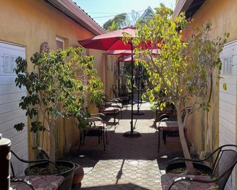 Beso Del Sol - Huntington Beach - Innenhof