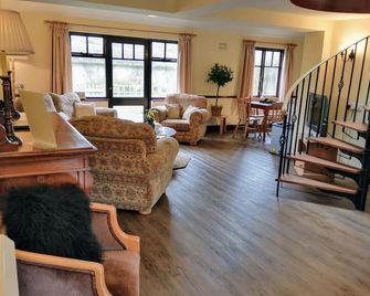 Cottage 3 - Three Bedroom Cottage - Salisbury - Living room