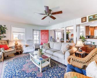 Secluded Home w/ 2-acre Fishing Pond - Blackstone - Living room