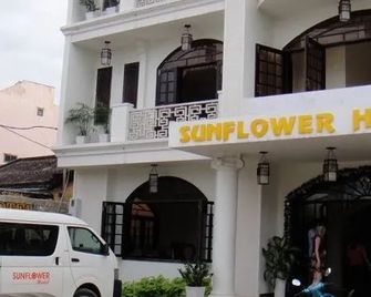 Bed Station Hostel & Pool Bar Hoi An - Hoi An - Building