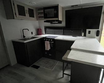 Get Cozy in Crockett with a Relaxing Stay in a 4 Person RV- Outdoor Fireplace - Crockett - Cocina