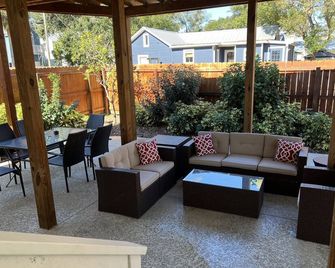 F2, Downtown St. Augustine, POOL, beaches, spacious, free onsite parking! - St. Augustine - Patio