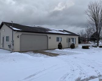 Waterfront Home with Dock, Boat Launch, and Movie Theatre Room! - Houghton Lake - Будівля