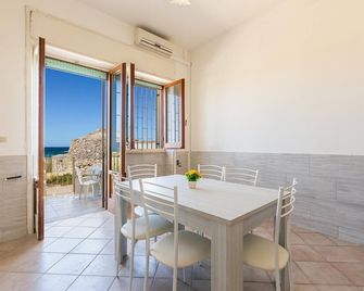 Villino La Caletta by BarbarHouse - Sant'Isidoro - Comedor