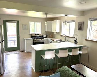 Private 2-bed/2 bath house w/ Hot Tub, yard in Batavia 15 minutes to Darien Lake - Batavia - Kitchen