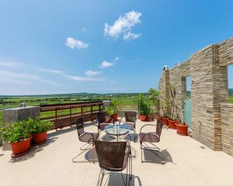 Green Yard B&B - Hengchun Township - מרפסת