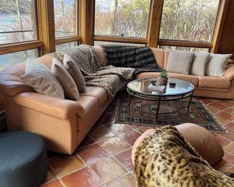 Berkshire Mountain Lakefront Log House Family Retreat - Salisbury