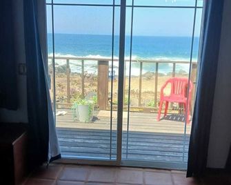 Beautiful Oceanfront Bungalow Nestled in Tranquil Surf Camp 30min past Rosarito - La Misión - Balcony