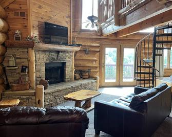 Infinite Views - Secluded W/ Mountain Views 2 Bedroom Cabin by Heavenly Views Resort - 蓋特林堡 - 客廳