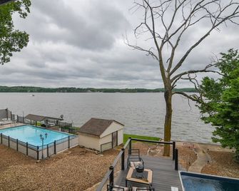 Lake Front Stunner near HToad & Shady Gators - Lake Ozark - Innenhof