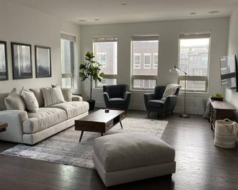 Modern townhome w/rooftop patio. Mountain views. Easy access to Denver & Boulder - Superior - Living room