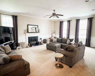 Maine Luxury Home On the Sea - Brunswick - Living room