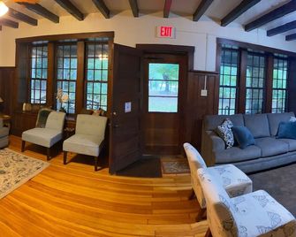 Riverfront Cottage located in historic park - Dixon - Wohnzimmer
