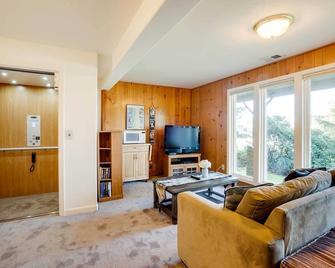 Fishermens Paradise in Coos Bay Walk to Beach! - Coos Bay - Living room