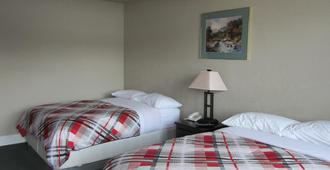 Hide-Away Inn - Fort Nelson - Bedroom