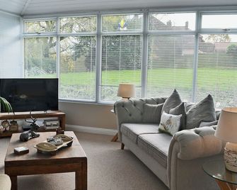 1 bedroom accommodation in Foxholes, near Scarborough - Driffield - Living room