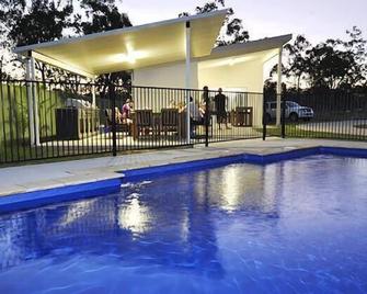 Capricorn Villas - Middlemount - Piscina