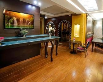 Q studio hotel - Beirut - Front desk
