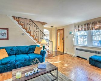 Yeadon Townhome w/ Porch, 7 Mi to Center City - Yeadon - Living room