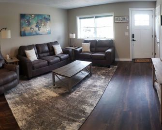 Recently renovated end-unit apartment in the heart of the Finger Lakes - Burdett - Sala de estar