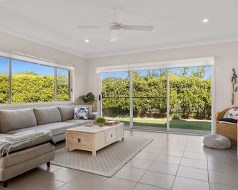 Salty Pause at Bondi House - with Spa and Pet Friendly! - Kingscliff - Living room