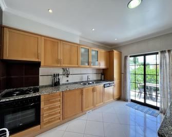 Pêra Brightness Villa By Homing - Pêra - Kitchen