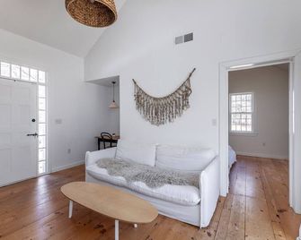 Hemlock Hill Suite - 1-bedroom apartment with WiFi, AC in lovely Litchfield - Litchfield - Living room